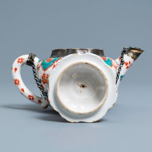 Een polychrome petit feu en vergulde Delftse theepot met deksel, vroeg 18e eeuw — foto 6