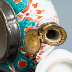Een polychrome petit feu en vergulde Delftse theepot met deksel, vroeg 18e eeuw — foto 8