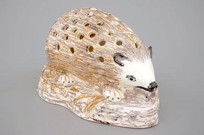 Een polychrome pique-fleurs in de vorm van een egel, Noord-Frankrijk, 18/19e eeuw