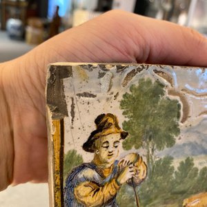 Een polychrome plaquette met een herder met twee grote honden, Castelli, Italië, 18e eeuw — foto 10