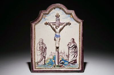 Een polychrome plaquette met reliëfdecor van “De Kruisiging”, Utrecht, 1e helft 19e eeuw