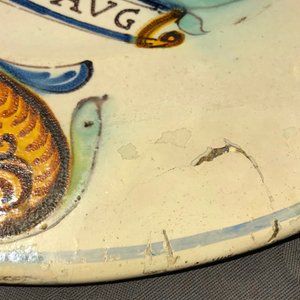 Een polychrome schotel met een Romeinse keizer te paard, mog. Spanje, Barcelona, 17/18e eeuw — foto 3