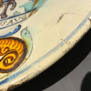 Een polychrome schotel met een Romeinse keizer te paard, mog. Spanje, Barcelona, 17/18e eeuw — foto 4