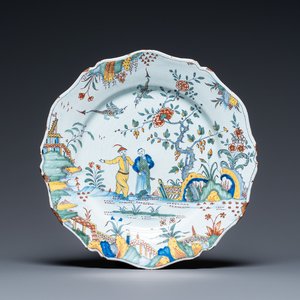 Een polychrome schotel met gelobde rand met een wandelend koppel, Rouen, Frankrijk, 1e helft 18e eeuw — foto 1