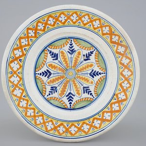 Een polychrome schotel met ornamentdecor, Harlingen, Friesland, vroeg 17e eeuw — foto 1
