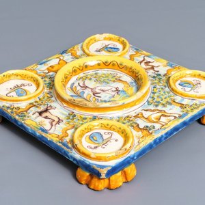 Een polychrome Spaans aardewerken specerijenschotel, Talavera, 18e eeuw — foto 1