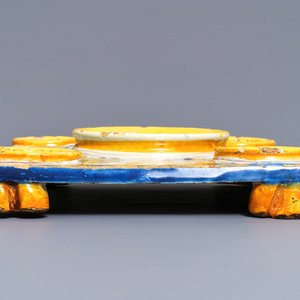 Een polychrome Spaans aardewerken specerijenschotel, Talavera, 18e eeuw — foto 6