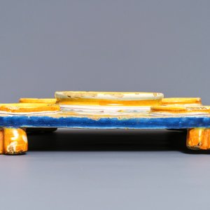 Een polychrome Spaans aardewerken specerijenschotel, Talavera, 18e eeuw — foto 7