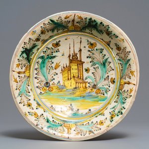 Een polychrome Spaanse schotel met een kasteel, Talavera, 17/18e eeuw — foto 1