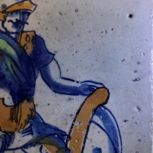 Een polychrome tegel met een Romeinse soldaat, Rotterdam, 1e kwart 17e eeuw — foto 4
