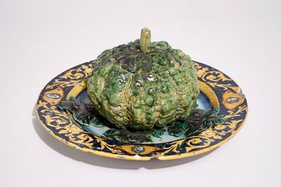 Een polychrome trompe l'oeil terrine in de vorm van een kool op onderschotel, Italië, 18/19e eeuw