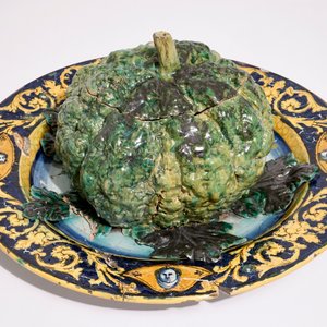 Een polychrome trompe l'oeil terrine in de vorm van een kool op onderschotel, Italië, 18/19e eeuw — foto 2
