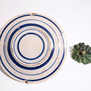 Een polychrome trompe l'oeil terrine in de vorm van een kool op onderschotel, Italië, 18/19e eeuw — foto 6