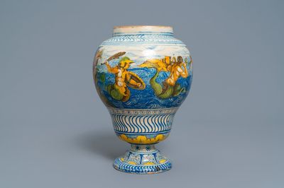 Een polychrome vaas met zeewezens in Franse faïence, Nevers, 18e eeuw