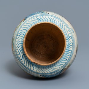 Een polychrome vaas met zeewezens in Franse faïence, Nevers, 18e eeuw — foto 5