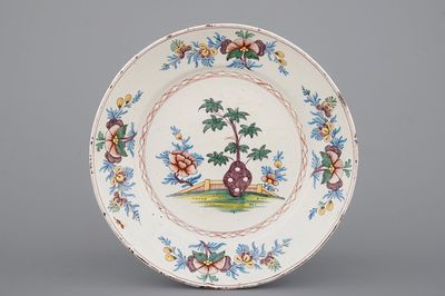 Een polychroom bord met floraal decor, Noord-Frankrijk, 18e eeuw