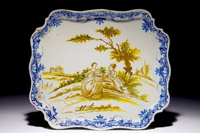 Een polychroom Delfts dienblad met een romantische voorstelling, 18e eeuw