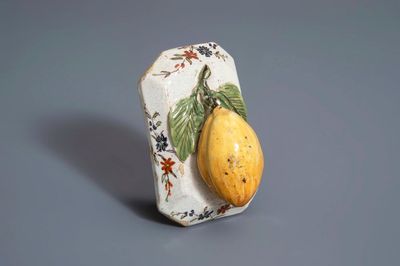 Een polychroom Delfts model van een citroen op basis, ca. 1800