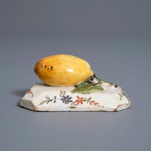 Een polychroom Delfts model van een citroen op basis, ca. 1800 — foto 4