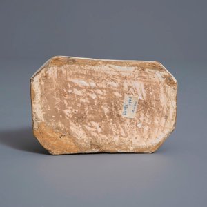 Een polychroom Delfts model van een citroen op basis, ca. 1800 — foto 8