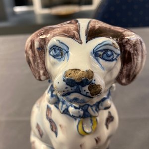 Een polychroom Delfts model van een hond, begin 18e eeuw — foto 10