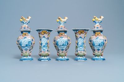 Een polychroom Delfts vijfdelig kaststel met dekselknoppen in de vorm van kippen, 18e eeuw