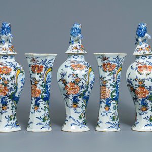 Een polychroom Delfts vijfdelig kaststel met romantisch decor, 18e eeuw — foto 2