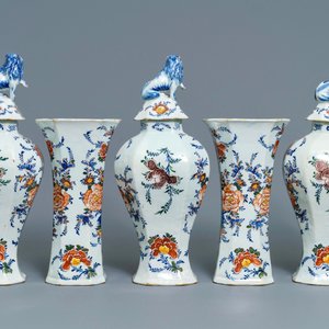 Een polychroom Delfts vijfdelig kaststel met romantisch decor, 18e eeuw — foto 3