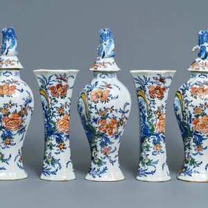 Een polychroom Delfts vijfdelig kaststel met romantisch decor, 18e eeuw — foto 4
