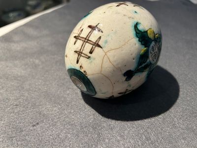 Een polychroom eivormig hangend ornament, Kutahya, Turkije, 19e eeuw — foto 1
