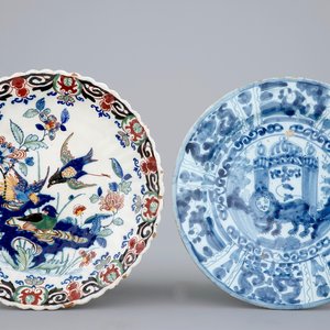 Een polychroom gelobd bord met eenden en een blauw-wit chinoiserie bord, Delft, 17/18e eeuw — foto 1