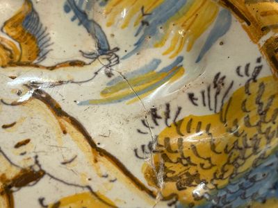 Een polychroom majolica schoteltje met een vechtende putto, atelier Verstraeten, Haarlem, 17e eeuw — foto 2