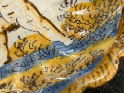 Een polychroom majolica schoteltje met een vechtende putto, atelier Verstraeten, Haarlem, 17e eeuw — foto 3