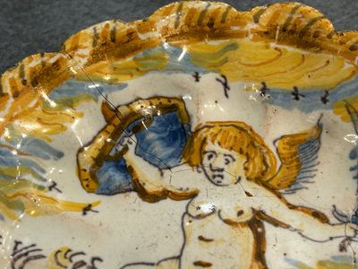 Een polychroom majolica schoteltje met een vechtende putto, atelier Verstraeten, Haarlem, 17e eeuw — foto 5