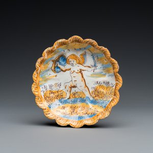 Een polychroom majolica schoteltje met een vechtende putto, atelier Verstraeten, Haarlem, 17e eeuw — foto 1