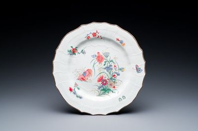 Een porseleinen Kakiemon-stijl bord, Chantilly, Frankrijk, 18e eeuw
