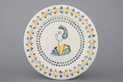 Een portretschotel in Italiaanse majolica, Castelli d'Abruzzo, ca. 1620