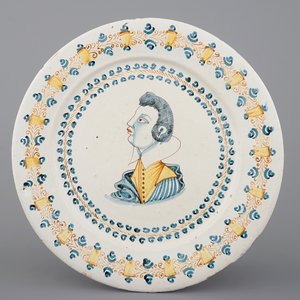Een portretschotel in Italiaanse majolica, Castelli d'Abruzzo, ca. 1620 — foto 1