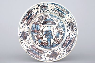 Een Portugese majolica schotel met chinoiseriedecor, ca. 1660