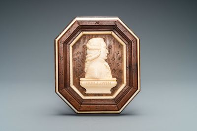 Een profielbuste van Guillotin in been, Frankrijk, 19e eeuw