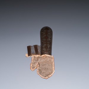 Een Qajar wapenuitrusting bestaande uit een helm (khula khud), schild (dhal) en armstuk (dastana) in vertind koper, Perzië, 19e eeuw — foto 15