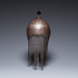 Een Qajar wapenuitrusting bestaande uit een helm (khula khud), schild (dhal) en armstuk (dastana) in vertind koper, Perzië, 19e eeuw — foto 10