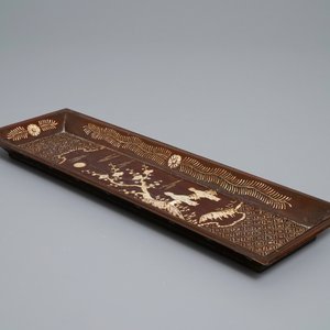 Een rechthoekig Chinees gelakt houten dienblad met parelmoer ingelegd, 17/18e eeuw — foto 3