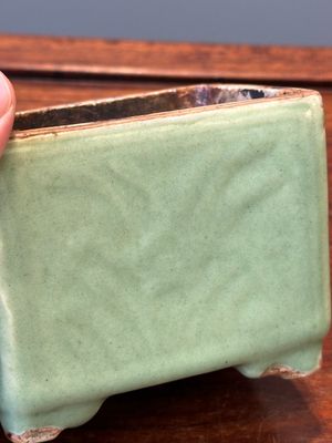 Een rechthoekig Chinees Longquan celadon wierookvat en deksel op houten sokkel, Ming — foto 12