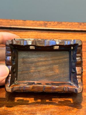 Een rechthoekig Chinees Longquan celadon wierookvat en deksel op houten sokkel, Ming — foto 17