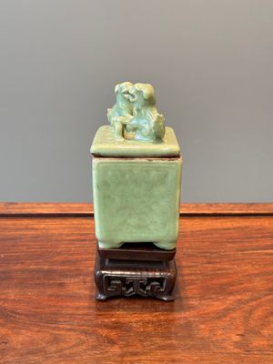 Een rechthoekig Chinees Longquan celadon wierookvat en deksel op houten sokkel, Ming — foto 4