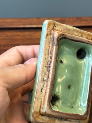 Een rechthoekig Chinees Longquan celadon wierookvat en deksel op houten sokkel, Ming — foto 9