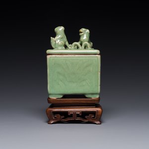 Een rechthoekig Chinees Longquan celadon wierookvat en deksel op houten sokkel, Ming — foto 3