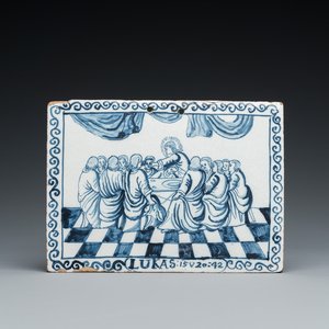 Een rechthoekige blauw-witte Delftse plaquette met 'Het Laatste Avondmaal', wellicht Amsterdam, 18e eeuw — foto 1