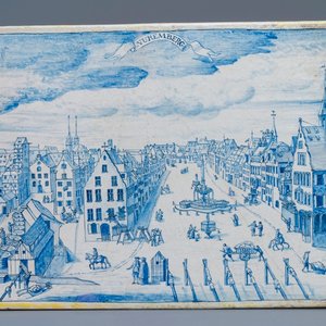 Een rechthoekige blauw-witte Delftse plaquette met zicht op Neurenberg, 18e eeuw — foto 1